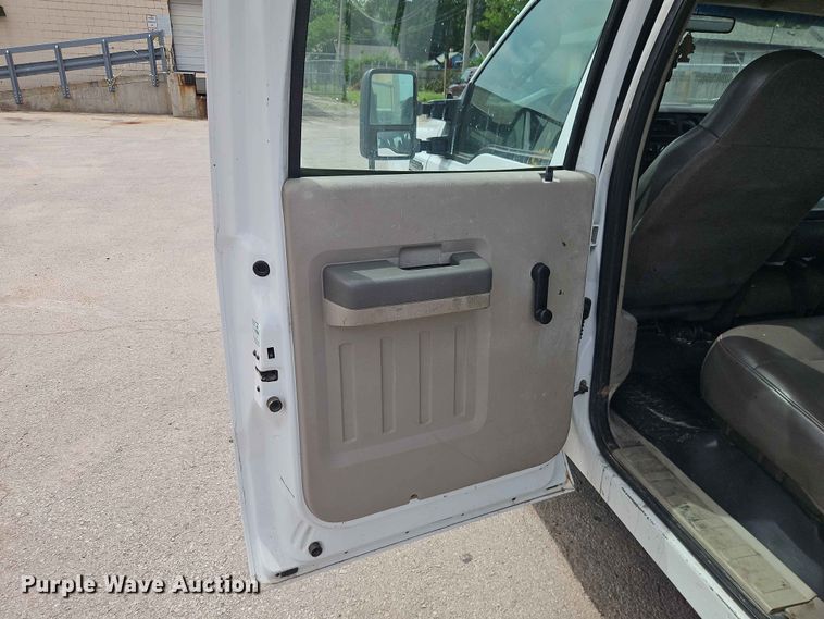 image for item EO7432 2009 Ford F250 Super Duty Crew Cab utility bed pickup truck