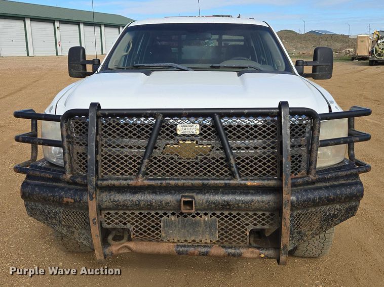 image for item ER1520 2011 Chevrolet Silverado 2500HD Crew Cab flatbed pickup truck