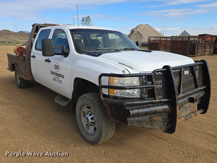 image for item ER1520 2011 Chevrolet Silverado 2500HD Crew Cab flatbed pickup truck