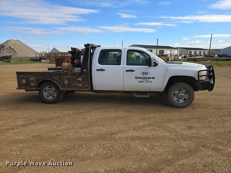image for item ER1520 2011 Chevrolet Silverado 2500HD Crew Cab flatbed pickup truck