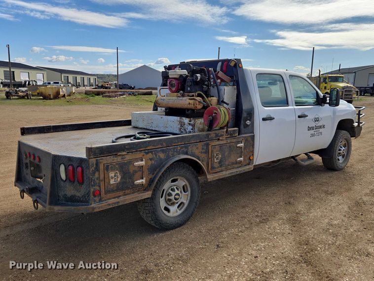 image for item ER1520 2011 Chevrolet Silverado 2500HD Crew Cab flatbed pickup truck
