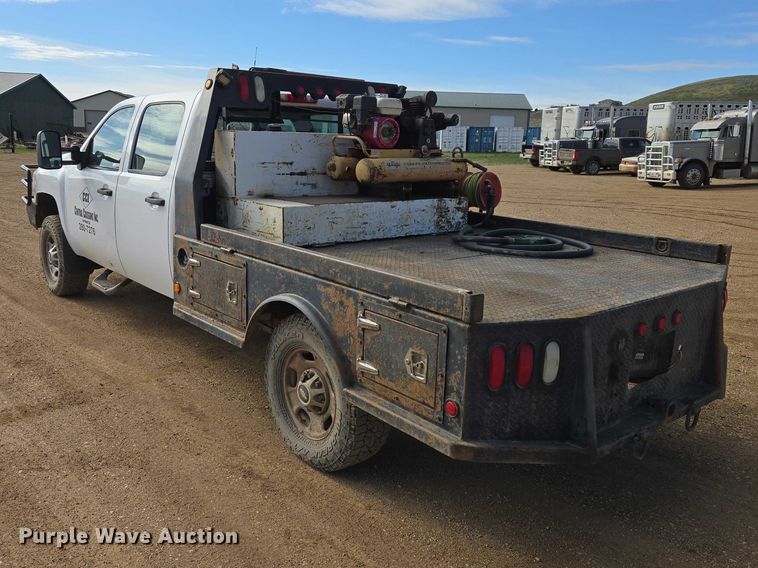 image for item ER1520 2011 Chevrolet Silverado 2500HD Crew Cab flatbed pickup truck