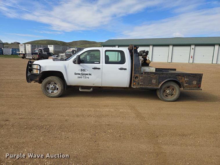 image for item ER1520 2011 Chevrolet Silverado 2500HD Crew Cab flatbed pickup truck