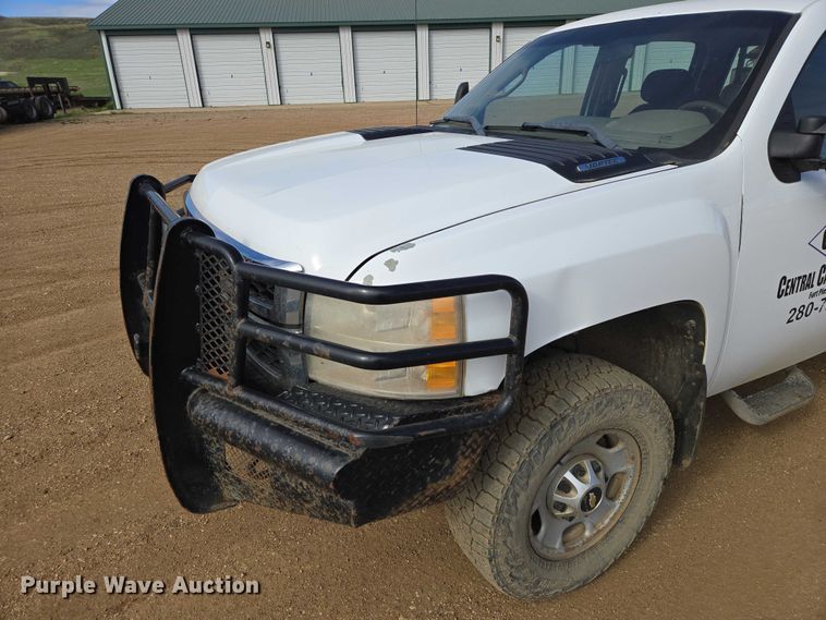 image for item ER1520 2011 Chevrolet Silverado 2500HD Crew Cab flatbed pickup truck