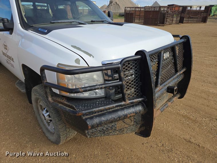 image for item ER1520 2011 Chevrolet Silverado 2500HD Crew Cab flatbed pickup truck