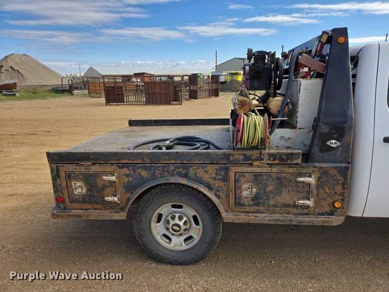 image for item ER1520 2011 Chevrolet Silverado 2500HD Crew Cab flatbed pickup truck