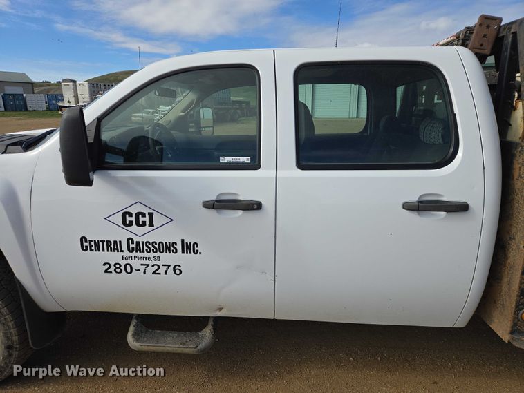 image for item ER1520 2011 Chevrolet Silverado 2500HD Crew Cab flatbed pickup truck