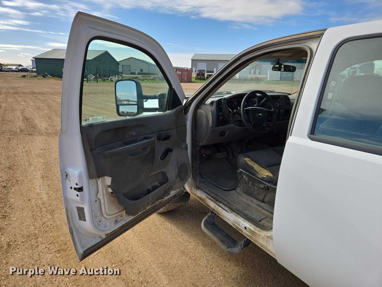 image for item ER1520 2011 Chevrolet Silverado 2500HD Crew Cab flatbed pickup truck