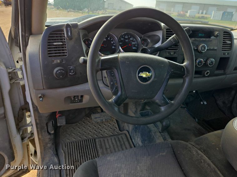 image for item ER1520 2011 Chevrolet Silverado 2500HD Crew Cab flatbed pickup truck