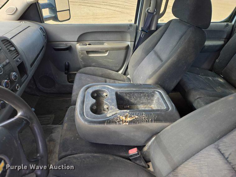 image for item ER1520 2011 Chevrolet Silverado 2500HD Crew Cab flatbed pickup truck
