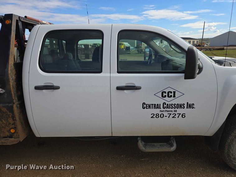 image for item ER1520 2011 Chevrolet Silverado 2500HD Crew Cab flatbed pickup truck