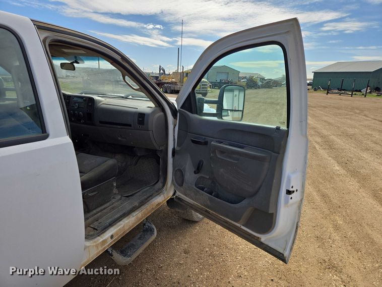 image for item ER1520 2011 Chevrolet Silverado 2500HD Crew Cab flatbed pickup truck