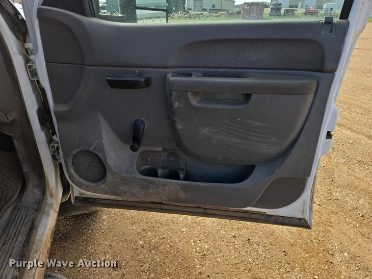 image for item ER1520 2011 Chevrolet Silverado 2500HD Crew Cab flatbed pickup truck