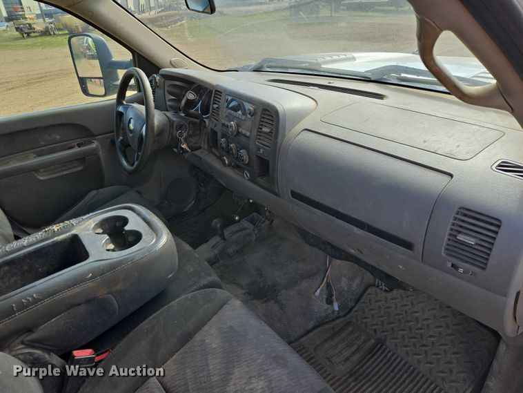 image for item ER1520 2011 Chevrolet Silverado 2500HD Crew Cab flatbed pickup truck