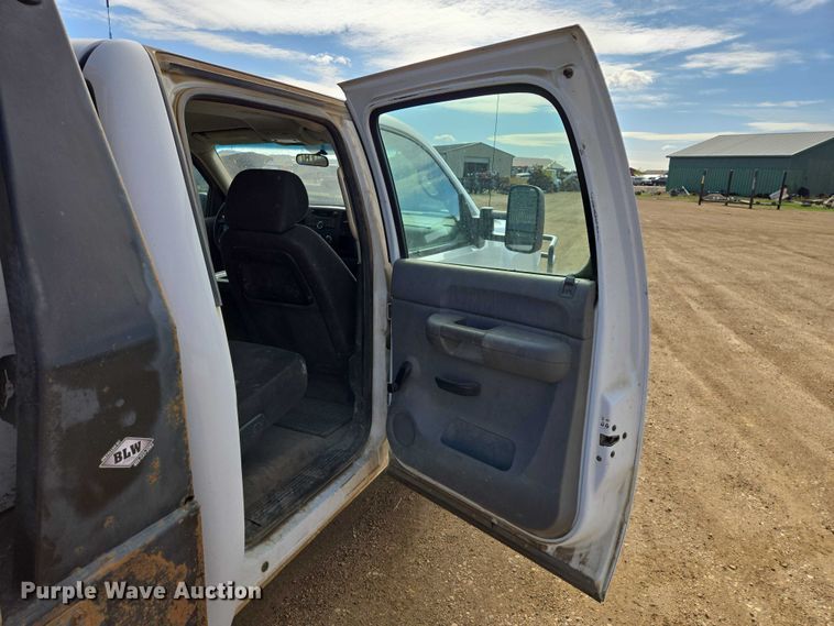 image for item ER1520 2011 Chevrolet Silverado 2500HD Crew Cab flatbed pickup truck