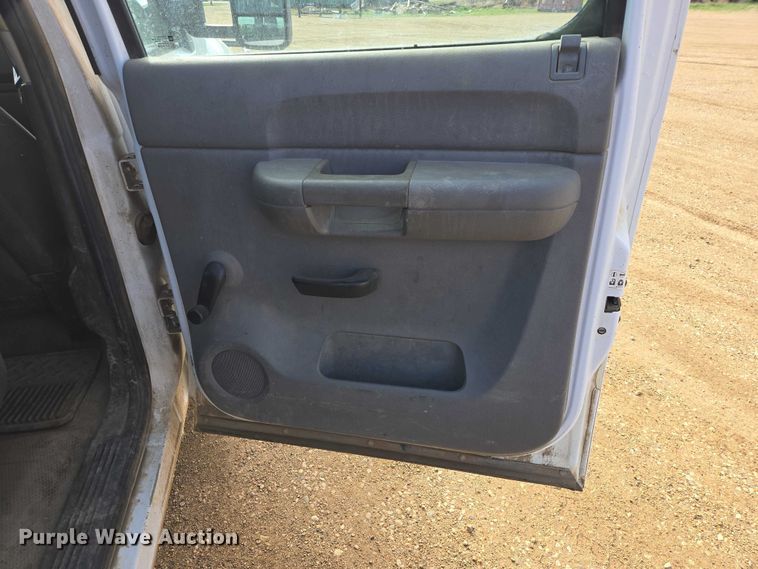 image for item ER1520 2011 Chevrolet Silverado 2500HD Crew Cab flatbed pickup truck