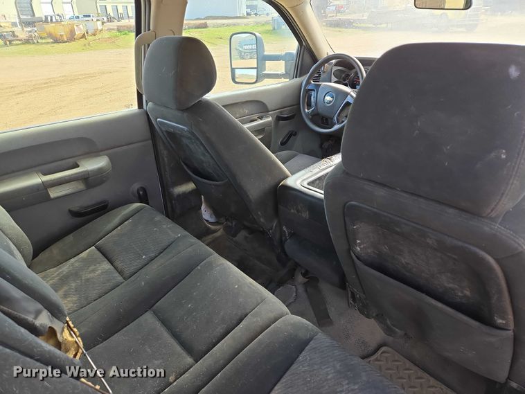 image for item ER1520 2011 Chevrolet Silverado 2500HD Crew Cab flatbed pickup truck