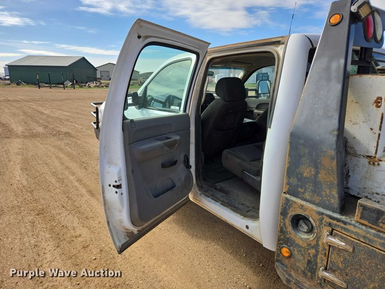 image for item ER1520 2011 Chevrolet Silverado 2500HD Crew Cab flatbed pickup truck