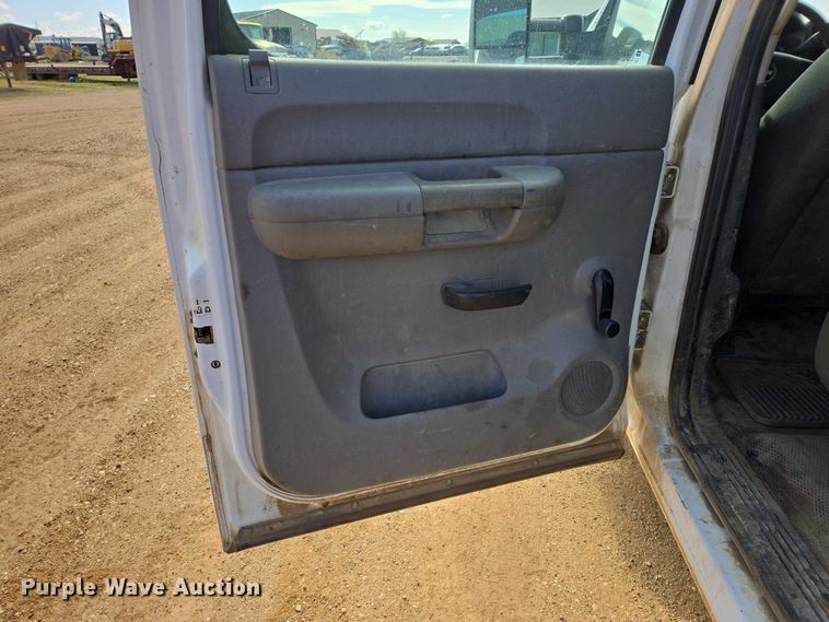 image for item ER1520 2011 Chevrolet Silverado 2500HD Crew Cab flatbed pickup truck