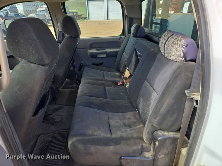 image for item ER1520 2011 Chevrolet Silverado 2500HD Crew Cab flatbed pickup truck
