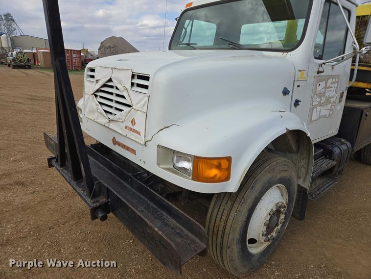 image for item ER1528 1991 International 4700 drilling rig truck