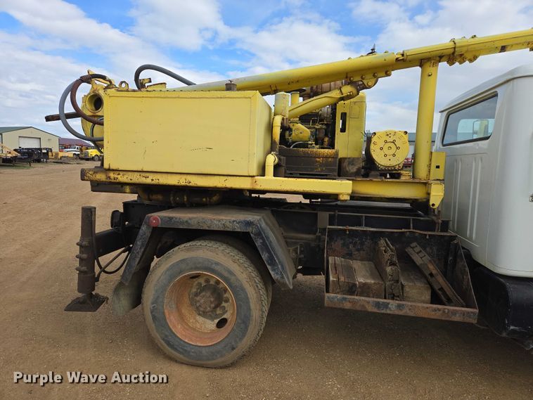 image for item ER1528 1991 International 4700 drilling rig truck
