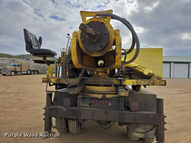 image for item ER1528 1991 International 4700 drilling rig truck