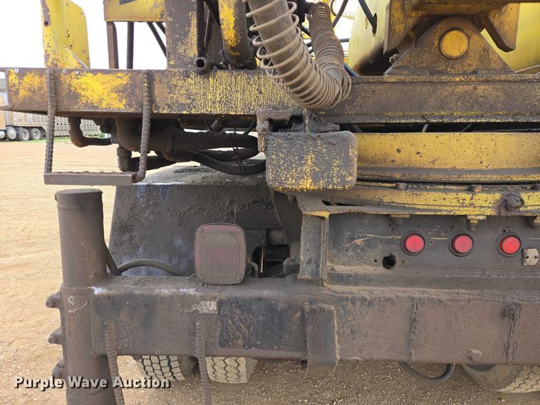 image for item ER1528 1991 International 4700 drilling rig truck