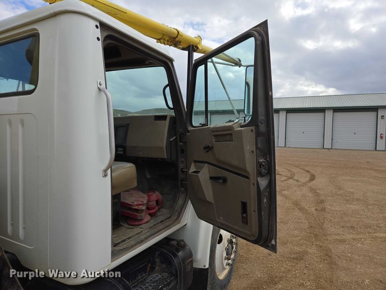image for item ER1528 1991 International 4700 drilling rig truck