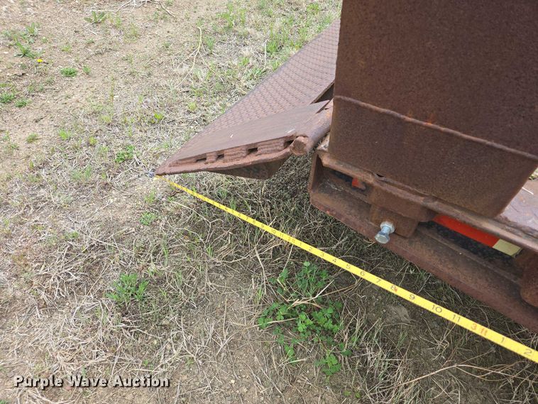 image for item ER1530 1999 Wallace drop deck equipment trailer