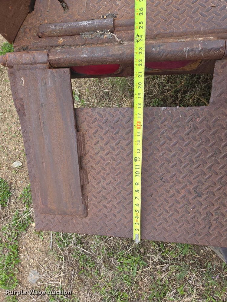 image for item ER1530 1999 Wallace drop deck equipment trailer