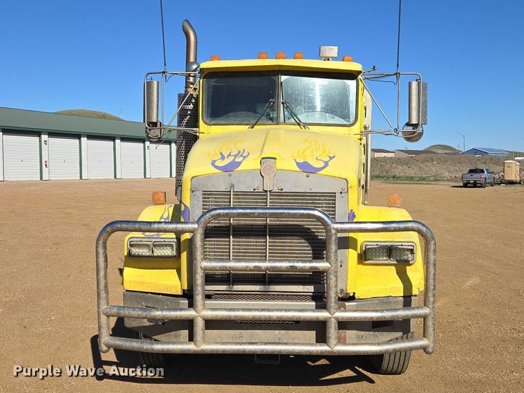 image for item ER1531 2000 Kenworth T800 semi truck