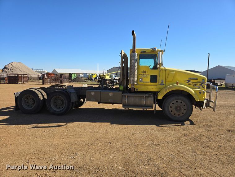 image for item ER1531 2000 Kenworth T800 semi truck