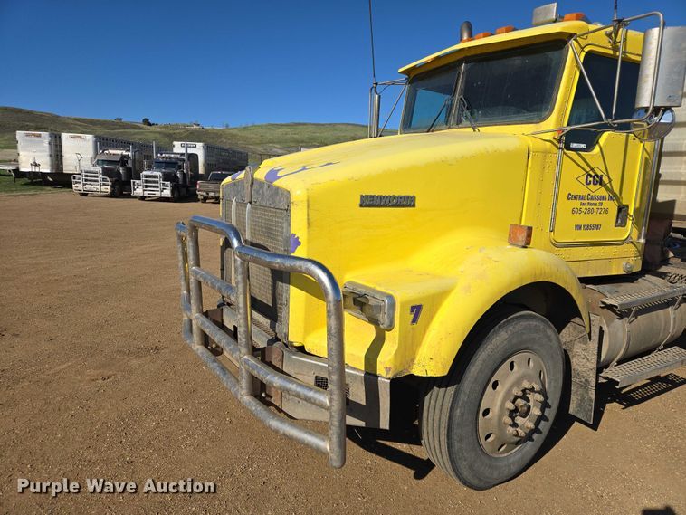 image for item ER1531 2000 Kenworth T800 semi truck