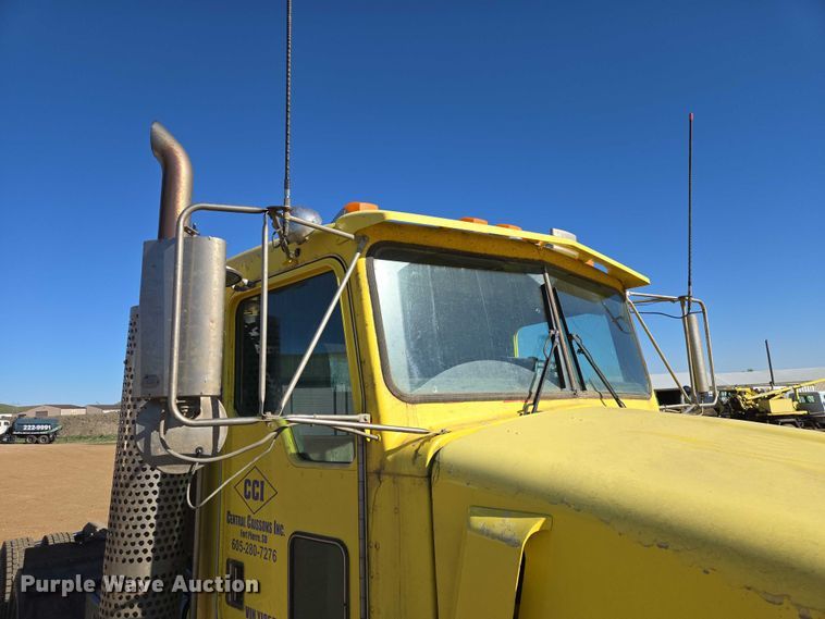 image for item ER1531 2000 Kenworth T800 semi truck