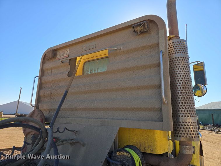 image for item ER1531 2000 Kenworth T800 semi truck