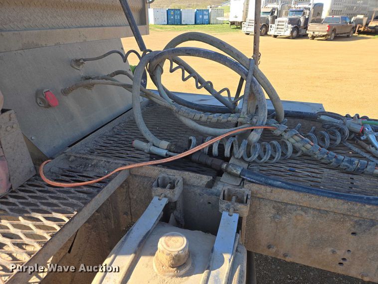 image for item ER1531 2000 Kenworth T800 semi truck