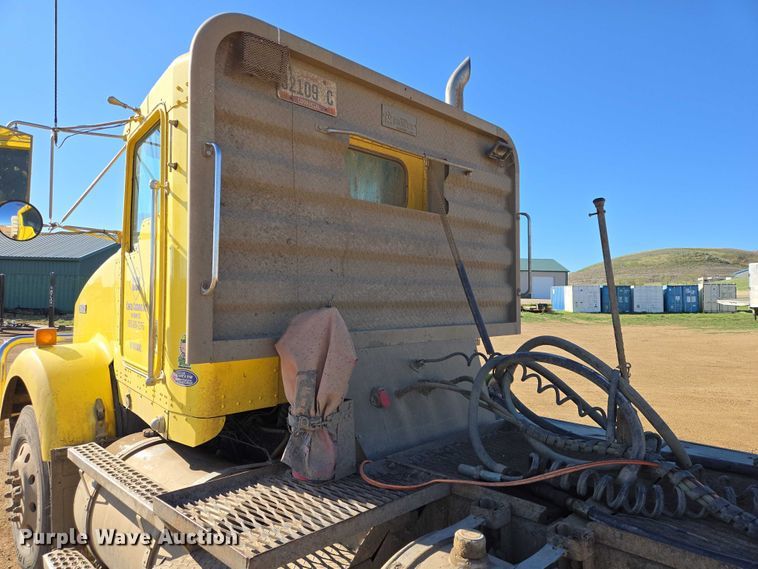image for item ER1531 2000 Kenworth T800 semi truck