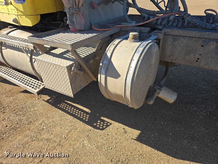 image for item ER1531 2000 Kenworth T800 semi truck