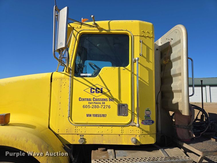 image for item ER1531 2000 Kenworth T800 semi truck