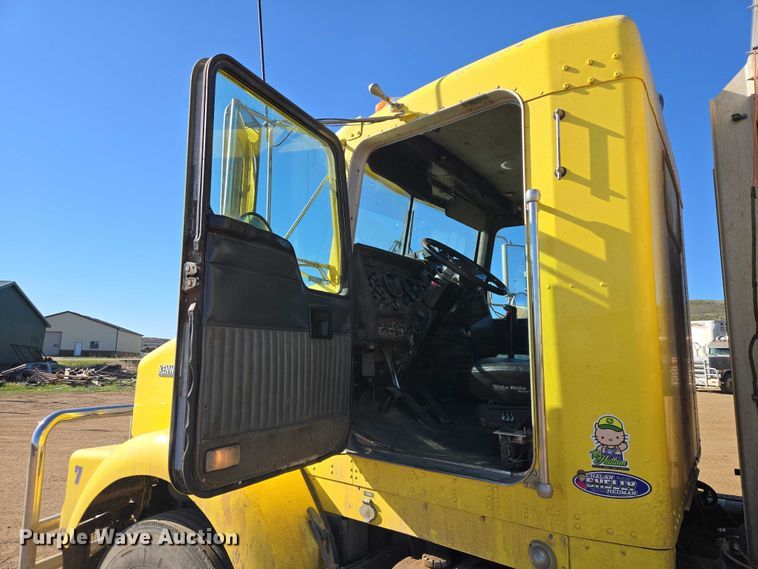 image for item ER1531 2000 Kenworth T800 semi truck