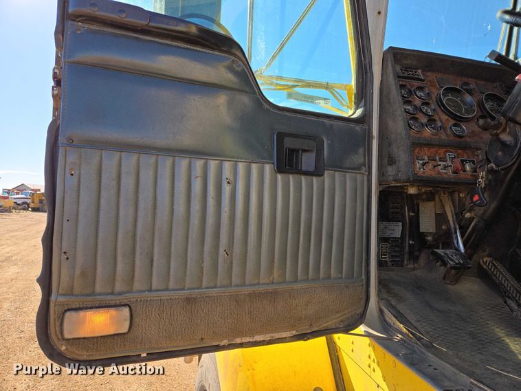 image for item ER1531 2000 Kenworth T800 semi truck