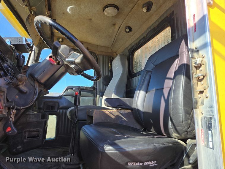 image for item ER1531 2000 Kenworth T800 semi truck