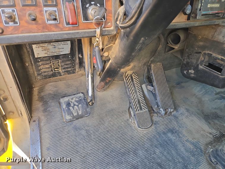 image for item ER1531 2000 Kenworth T800 semi truck