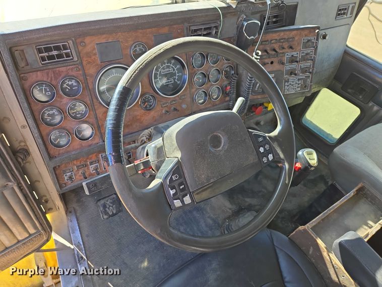 image for item ER1531 2000 Kenworth T800 semi truck