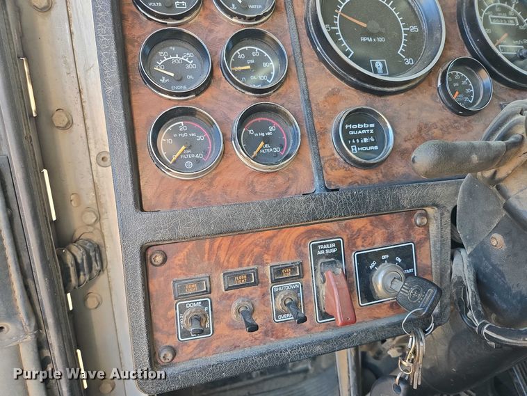 image for item ER1531 2000 Kenworth T800 semi truck