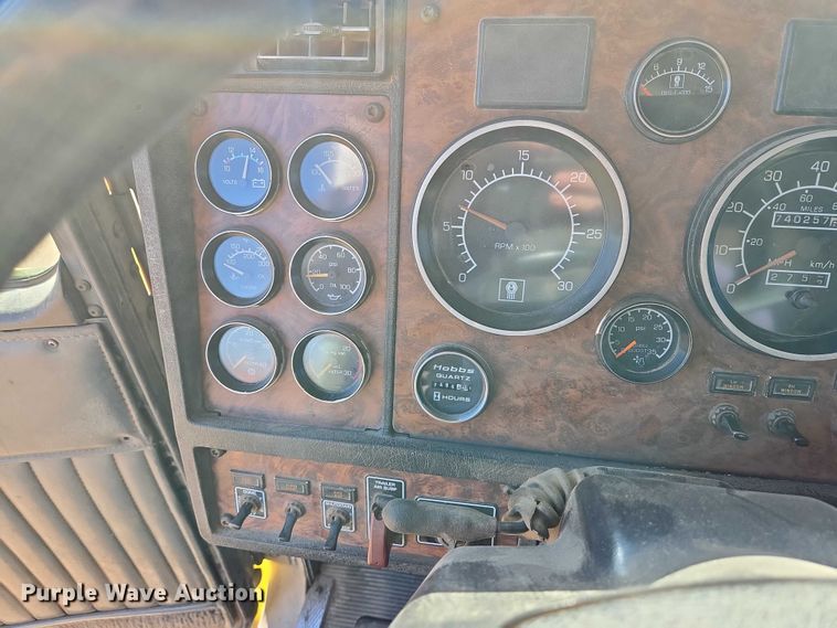 image for item ER1531 2000 Kenworth T800 semi truck