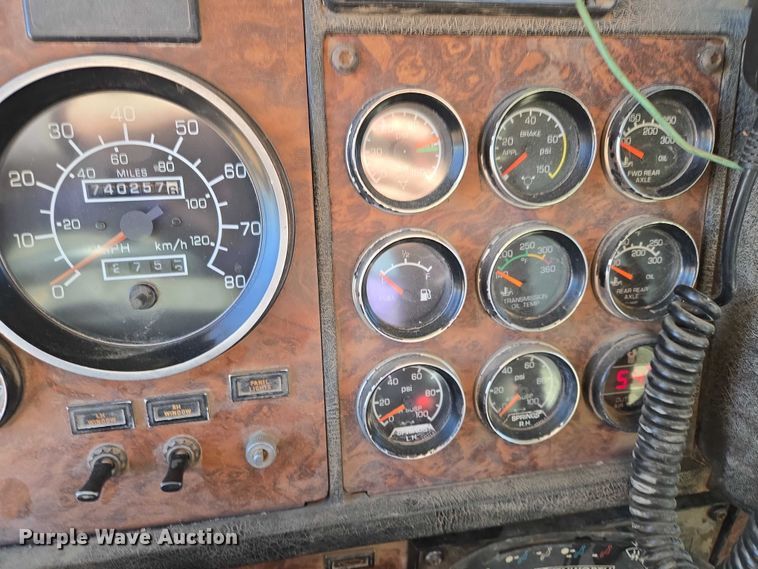 image for item ER1531 2000 Kenworth T800 semi truck