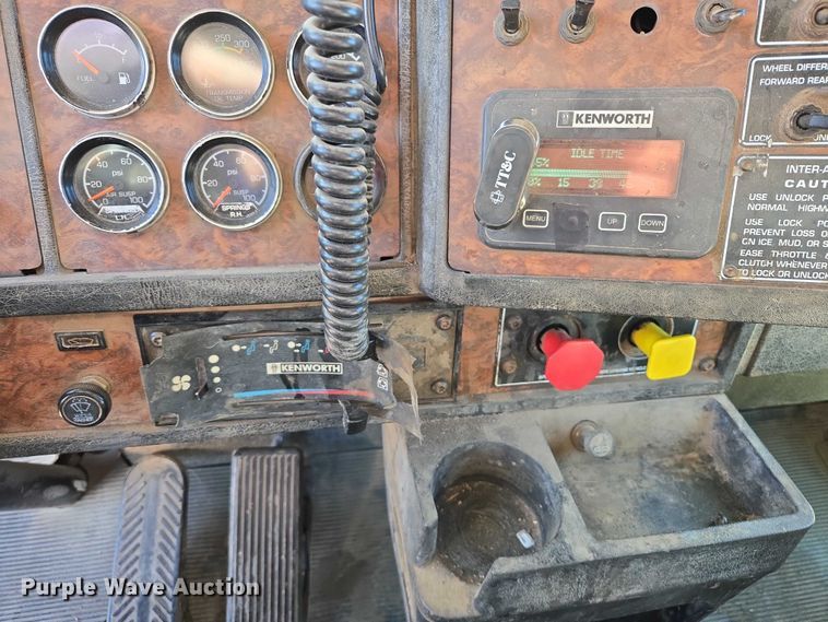 image for item ER1531 2000 Kenworth T800 semi truck