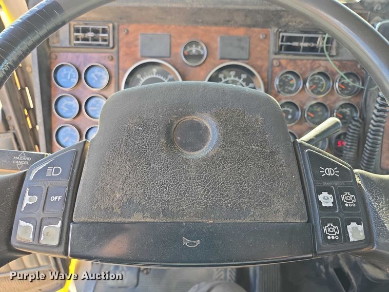 image for item ER1531 2000 Kenworth T800 semi truck